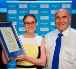 Gillian Calvo RVN receiving her award at the BSAVA Congress